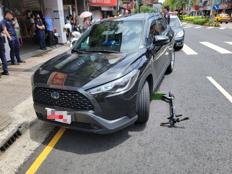許男駕駛的多元化計程車闖紅燈迴轉，撞上騎乘電動滑板車的丁男，還將電動滑板車壓在輪下。記者黃子騰／翻攝