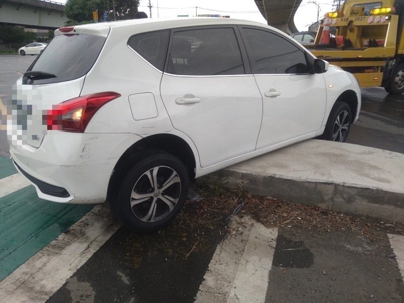 一輛汽車今天下午行經新北市林口區八德路口與文化北路口右轉不慎，人車騎上行人庇護島，肇因待查。記者曾伯愷／翻攝