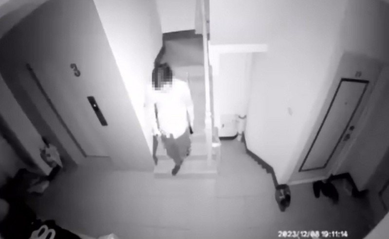 女工程師指出，該名男子去年12月曾闖進她租屋處擺放攝影機，當時對方尾隨其他住戶進到大樓。記者黃羿馨／翻攝