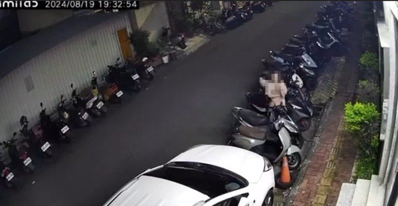 女工程師前天（19日）在美甲店消費，發現自己被偷拍，調閱監視器發現對方騎著白色機車抵達現場，躲到落地窗玻璃的窗簾旁偷看許久，隨後竟直接走到門口拿手機偷拍。記者黃羿馨／翻攝