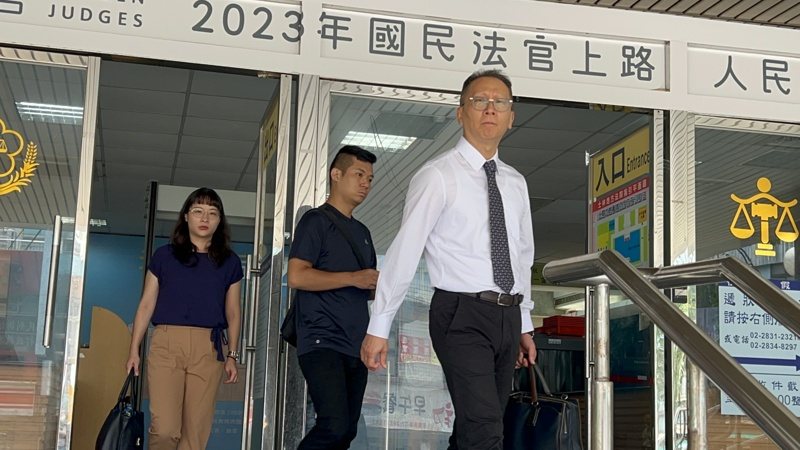 陳姓員警(中)。記者蕭雅娟/攝影 陳姓員警(中)。記者蕭雅娟/攝影