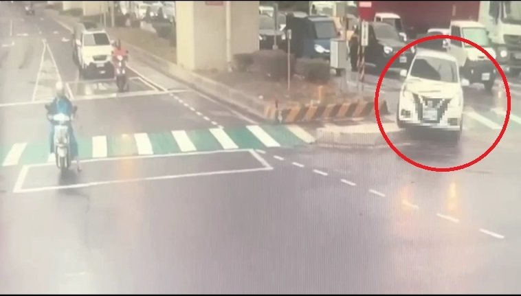 一輛汽車今天下午行經新北市林口區八德路口與文化北路口右轉不慎，人車騎上行人庇護島，肇因待查。記者曾伯愷／翻攝