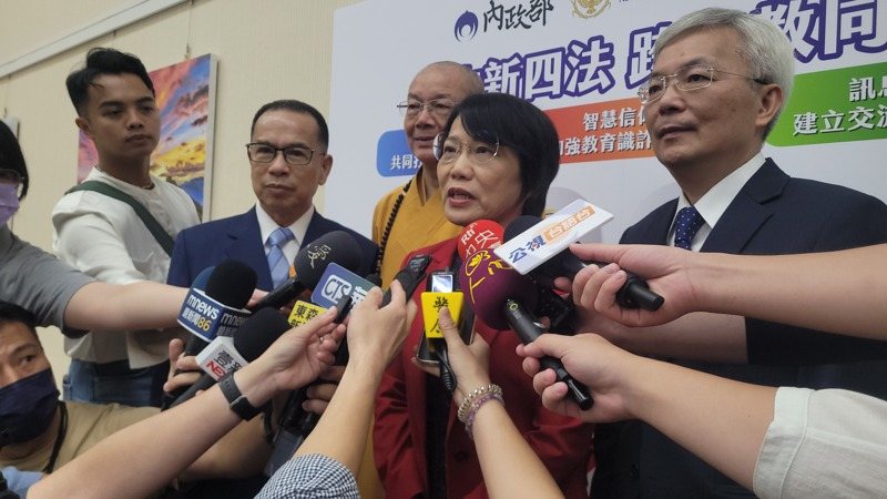 詐欺猖獗,內政部長劉世芳(右二)說,公私協力,尤其具社會安定力量的宗教團體,利用宗教集會活動宣導。記者李奕昕/攝影 詐欺猖獗,內政部長劉世芳(右二)說,公私協力,尤其具社會安定力量的宗教團體,利用宗教集會活動宣導。記者李奕昕/攝影