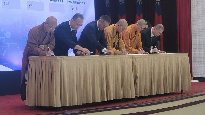 詐欺猖獗,警政署今邀24個宗教團體宣示反詐,透過宗教力量深入社區宣導。記者李奕昕/攝影 詐欺猖獗,警政署今邀24個宗教團體宣示反詐,透過宗教力量深入社區宣導。記者李奕昕/攝影