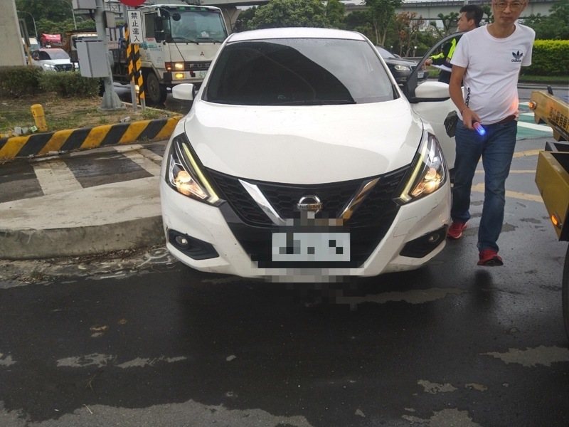 一輛汽車今天下午行經新北市林口區八德路口與文化北路口右轉不慎，人車騎上行人庇護島，肇因待查。記者曾伯愷／翻攝