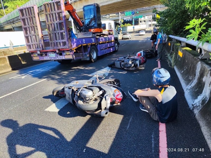 新北市新店區安祥路今早發生機車連環摔車意外，造成4名機車騎士受傷就醫，警方初步調查疑似路面有油漬引起，確實事故原因現由警方調查釐清中。記者王長鼎／翻攝