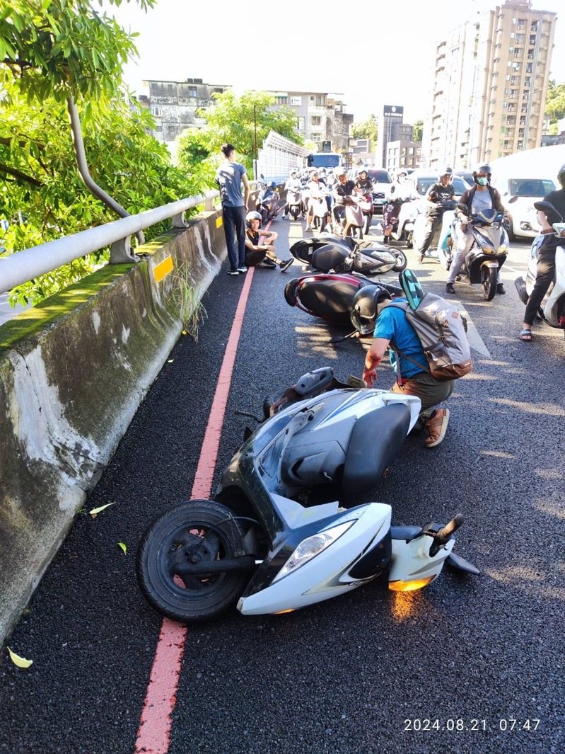 新北市新店區安祥路今早發生機車連環摔車意外，造成4名機車騎士受傷就醫，警方初步調查疑似路面有油漬引起，確實事故原因現由警方調查釐清中。記者王長鼎／翻攝