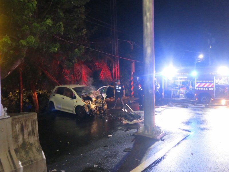 疑天雨視線不佳，男子昨深夜自撞台南玉井大橋身亡，警呼籲雨天減速慢行。記者謝進盛／翻攝