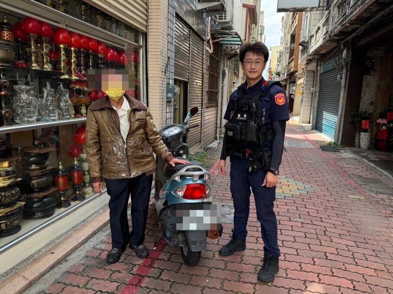 七旬陳姓老翁購物忘了車停哪，警員調閱監視器10分鐘迅速尋回。記者黃宣翰／翻攝