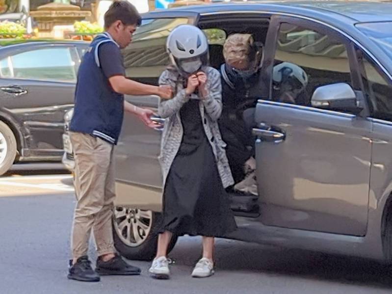新北市蘇姓前櫃姐(中)涉嫌悶殺親生子女,遭新北地檢署依違反家庭暴力防治法、少年福利及權益保障法及刑法家暴故意殺害兒童罪起訴,並移由國民法官審理。記者蔣永佑/攝影 新北市蘇姓前櫃姐(中)涉嫌悶殺親生子女,遭新北地檢署依違反家庭暴力防治法、少年福利及權益保障法及刑法家暴故意殺害兒童罪起訴,並移由國民法官審理。記者蔣永佑/攝影