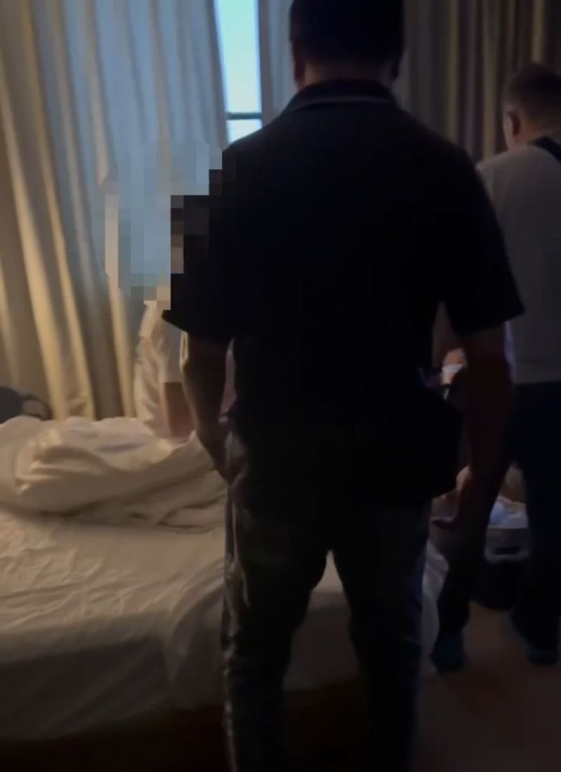 警方進入摩鐵房間，查獲2名王姓男子涉嫌當詐團車手。記者林保光／翻攝