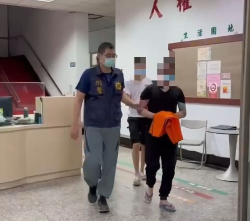 警方在汽車旅館查獲2名王姓男子涉嫌當詐團車手，將2人移送法辦。記者林保光／翻攝