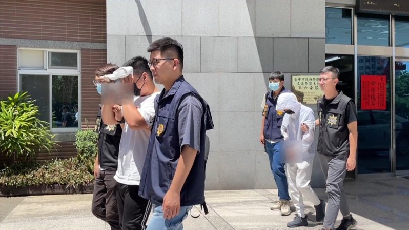 劉姓男子涉從東南亞輸入依托咪酯分裝菸彈販賣至境內外,刑事局攔截輸出入郵包及搜索分裝廠,查獲市價3千萬元的1.3公斤依托咪酯及616顆菸彈,拘提6人。記者李奕昕/翻攝 劉姓男子涉從東南亞輸入依托咪酯分裝菸彈販賣至境內外,刑事局攔截輸出入郵包及搜索分裝廠,查獲市價3千萬元的1.3公斤依托咪酯及616顆菸彈,拘提6人。記者李奕昕/翻攝
