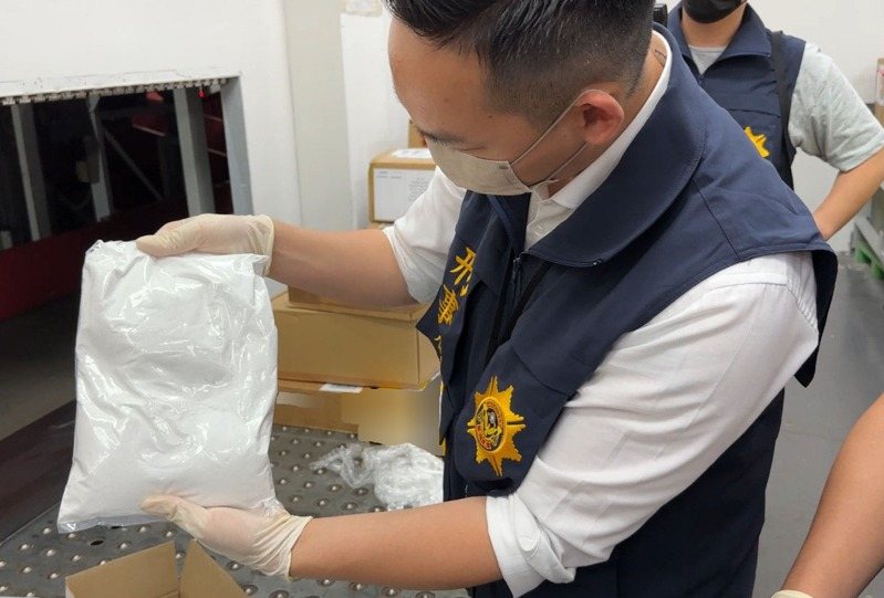 劉姓男子涉從東南亞輸入依托咪酯分裝菸彈販賣至境內外,刑事局攔截輸出入郵包及搜索分裝廠,查獲市價3千萬元的1.3公斤依托咪酯及616顆菸彈,拘提6人。記者李奕昕/翻攝 劉姓男子涉從東南亞輸入依托咪酯分裝菸彈販賣至境內外,刑事局攔截輸出入郵包及搜索分裝廠,查獲市價3千萬元的1.3公斤依托咪酯及616顆菸彈,拘提6人。記者李奕昕/翻攝