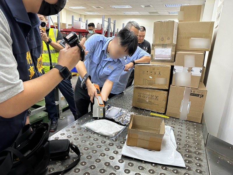 劉姓男子涉從東南亞輸入依托咪酯分裝菸彈販賣至境內外,刑事局攔截輸出入郵包及搜索分裝廠,查獲市價3千萬元的1.3公斤依托咪酯及616顆菸彈,拘提6人。記者李奕昕/翻攝 劉姓男子涉從東南亞輸入依托咪酯分裝菸彈販賣至境內外,刑事局攔截輸出入郵包及搜索分裝廠,查獲市價3千萬元的1.3公斤依托咪酯及616顆菸彈,拘提6人。記者李奕昕/翻攝