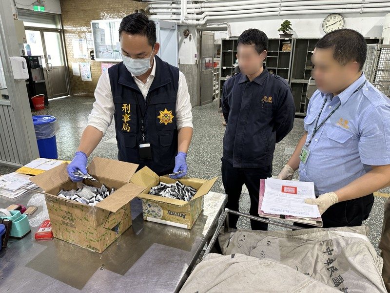 劉姓男子涉從東南亞輸入依托咪酯分裝菸彈販賣至境內外,刑事局攔截輸出入郵包及搜索分裝廠,查獲市價3千萬元的1.3公斤依托咪酯及616顆菸彈,拘提6人。記者李奕昕/翻攝 劉姓男子涉從東南亞輸入依托咪酯分裝菸彈販賣至境內外,刑事局攔截輸出入郵包及搜索分裝廠,查獲市價3千萬元的1.3公斤依托咪酯及616顆菸彈,拘提6人。記者李奕昕/翻攝
