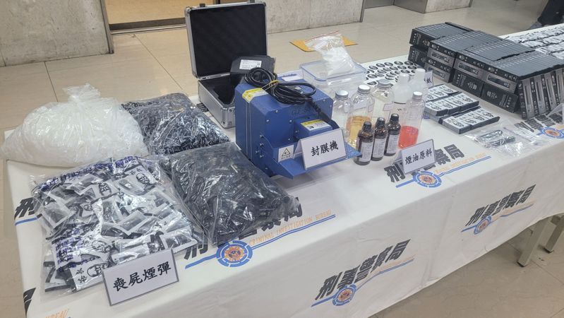 劉姓男子涉從東南亞輸入依托咪酯分裝菸彈販賣至境內外,刑事局攔截輸出入郵包及搜索分裝廠,查獲市價3千萬元的1.3公斤依托咪酯及616顆菸彈,拘提6人。記者李奕昕/攝影 劉姓男子涉從東南亞輸入依托咪酯分裝菸彈販賣至境內外,刑事局攔截輸出入郵包及搜索分裝廠,查獲市價3千萬元的1.3公斤依托咪酯及616顆菸彈,拘提6人。記者李奕昕/攝影