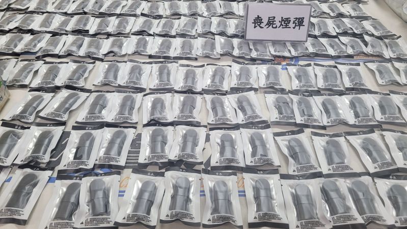 劉姓男子涉從東南亞輸入依托咪酯分裝菸彈販賣至境內外,刑事局攔截輸出入郵包及搜索分裝廠,查獲市價3千萬元的1.3公斤依托咪酯及616顆菸彈,拘提6人。記者李奕昕/攝影 劉姓男子涉從東南亞輸入依托咪酯分裝菸彈販賣至境內外,刑事局攔截輸出入郵包及搜索分裝廠,查獲市價3千萬元的1.3公斤依托咪酯及616顆菸彈,拘提6人。記者李奕昕/攝影