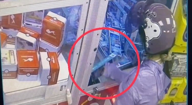 監視器畫面拍下，楊女用強力磁鐵「隔空取物」。記者翁至成／翻攝