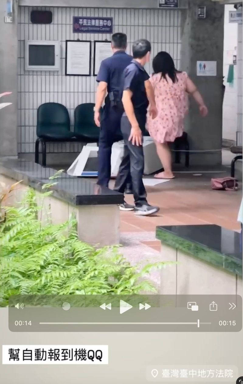 黃女砸毀台中地院內的自動報到機。圖／民眾提供
