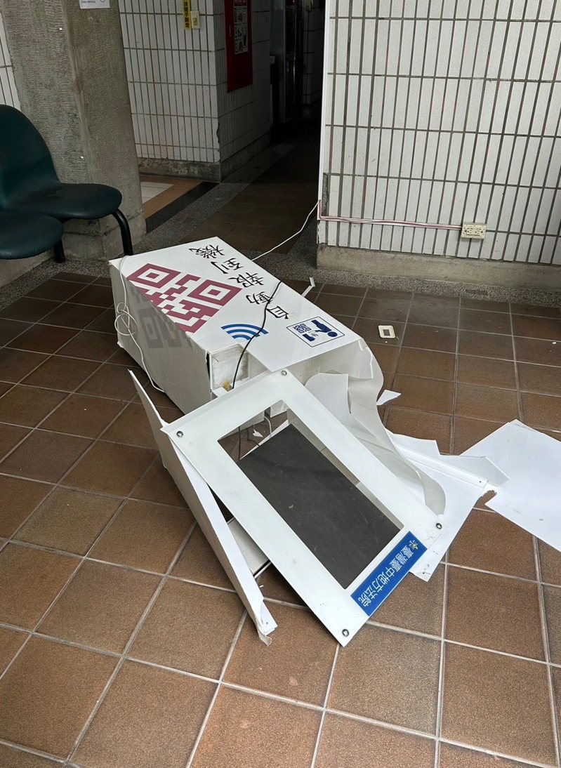黃女砸毀台中地院內的自動報到機。記者曾健祐／翻攝
