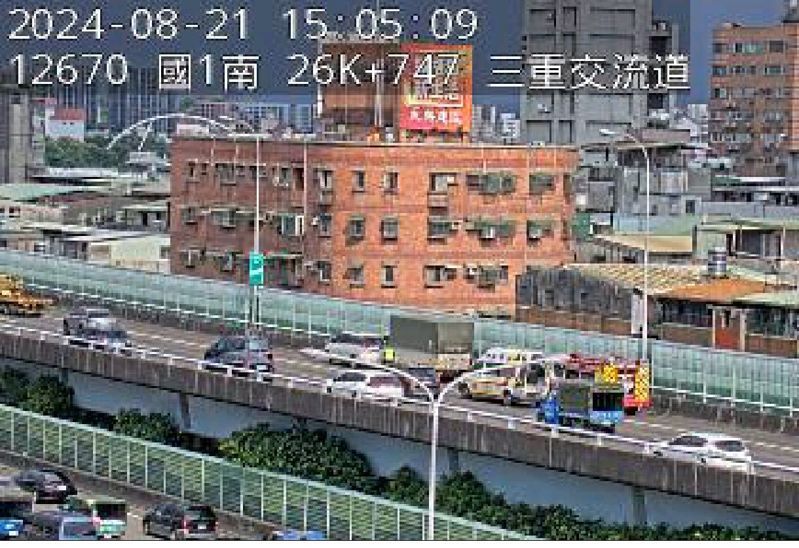 國道一號汐五高架北向26.7公里三重路段，下午3時許傳出4車追撞車禍且有人員受困車內，警方和消防隊、拖吊車均已到場處理。圖／翻攝高速公路1968