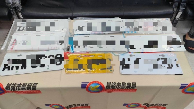 基隆市近日出現假車牌街頭行駛,昨天陸續逮捕李姓等10名車主,他們多因超速、酒駕車牌被扣,自稱上網購買假車牌懸掛,每面車牌7到9千元不等。記者游明煌/翻攝 基隆市近日出現假車牌街頭行駛,昨天陸續逮捕李姓等10名車主,他們多因超速、酒駕車牌被扣,自稱上網購買假車牌懸掛,每面車牌7到9千元不等。記者游明煌/翻攝