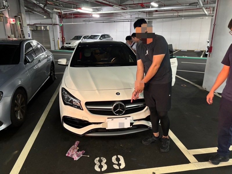 基隆市近日出現假車牌街頭行駛,昨天陸續逮捕李姓等10名車主,他們多因超速、酒駕車牌被扣,自稱上網購買假車牌懸掛,每面車牌7到9千元不等。記者游明煌/翻攝 基隆市近日出現假車牌街頭行駛,昨天陸續逮捕李姓等10名車主,他們多因超速、酒駕車牌被扣,自稱上網購買假車牌懸掛,每面車牌7到9千元不等。記者游明煌/翻攝