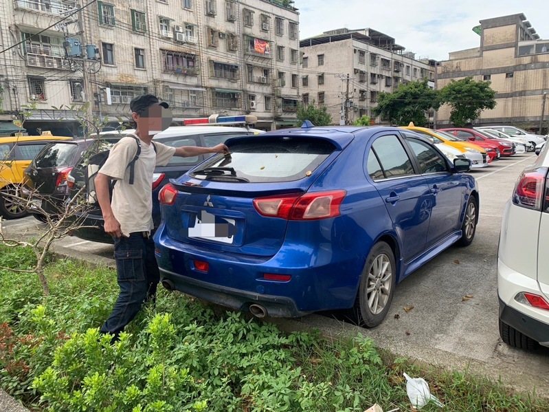 基隆市近日出現假車牌街頭行駛,昨天陸續逮捕李姓等10名車主,他們多因超速、酒駕車牌被扣,自稱上網購買假車牌懸掛,每面車牌7到9千元不等。記者游明煌/翻攝 基隆市近日出現假車牌街頭行駛,昨天陸續逮捕李姓等10名車主,他們多因超速、酒駕車牌被扣,自稱上網購買假車牌懸掛,每面車牌7到9千元不等。記者游明煌/翻攝