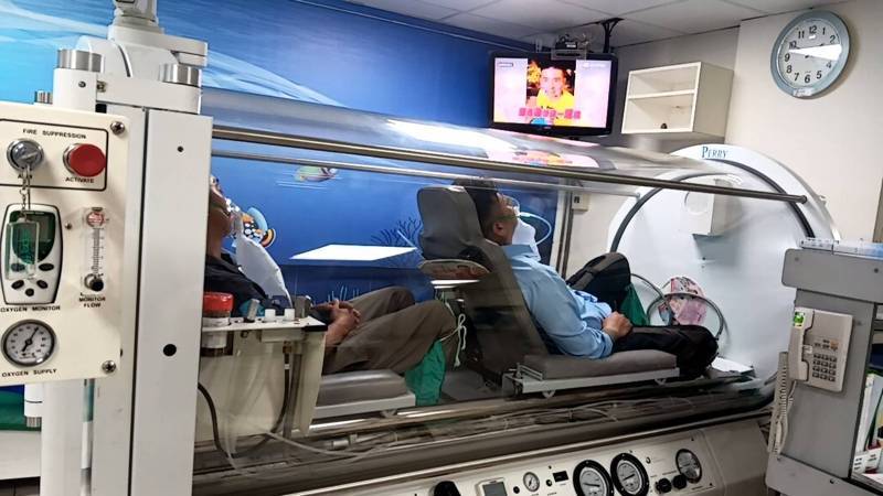 彰濱線西區海龍離岸風電陸域降壓站二氧化碳外洩工安意外,彰濱秀傳對送醫的傷患施以高壓氧治療。圖/彰濱秀傳醫院提供 彰濱線西區海龍離岸風電陸域降壓站二氧化碳外洩工安意外,彰濱秀傳對送醫的傷患施以高壓氧治療。圖/彰濱秀傳醫院提供