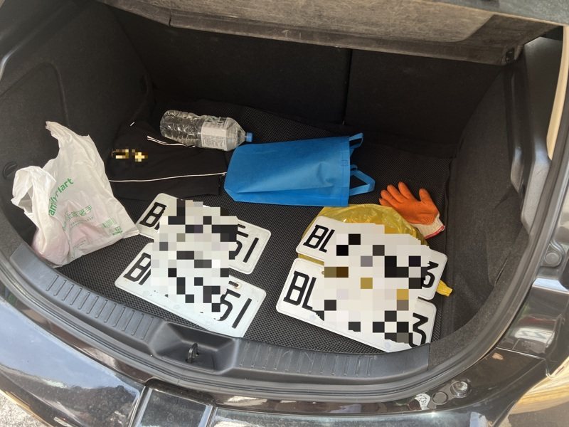 公路局表示，警政署已將偽造車牌列為專案查緝計畫，且利用AI科技輔助巡防，取締多起偽造車牌移送法辦。圖為台中警方查獲懸掛偽造車牌。圖／警方提供