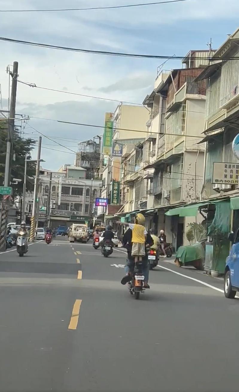 高雄市大社區路上日前被目擊一名男子騎乘電動單車,後座「站著」一名年幼男童,目擊者說「出勤遇到行動炸彈,保持距離以策安全」。記者宋原彰/翻攝 高雄市大社區路上日前被目擊一名男子騎乘電動單車,後座「站著」一名年幼男童,目擊者說「出勤遇到行動炸彈,保持距離以策安全」。記者宋原彰/翻攝