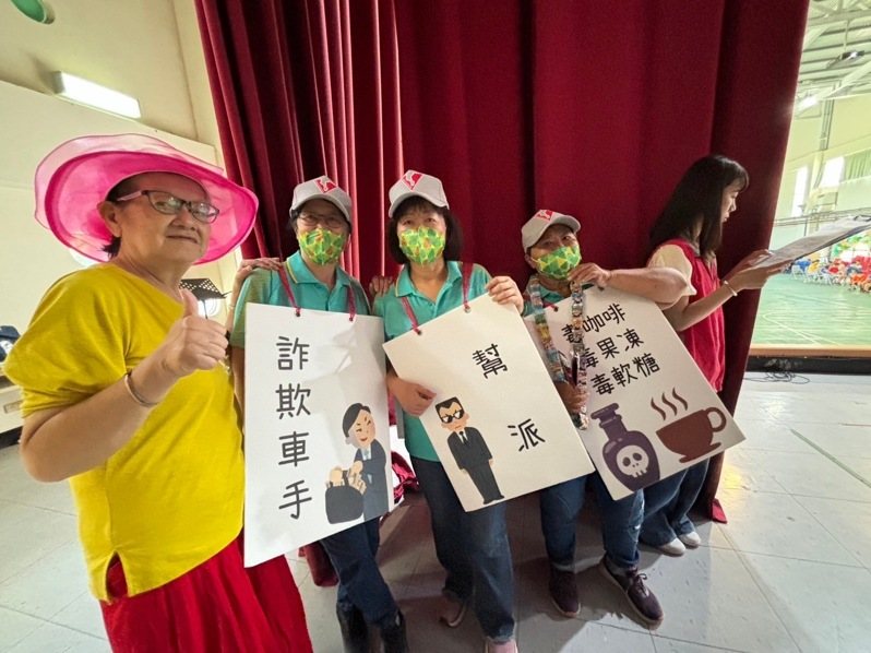 屏東縣警局少年警察隊有一群千歲團志工,發想短劇「少年卡卡」,深入校園巡演家宣導,藉由戲劇演出,讓學生們從中理解毒品和詐騙危害。圖/屏東縣警察局提供 屏東縣警局少年警察隊有一群千歲團志工,發想短劇「少年卡卡」,深入校園巡演家宣導,藉由戲劇演出,讓學生們從中理解毒品和詐騙危害。圖/屏東縣警察局提供