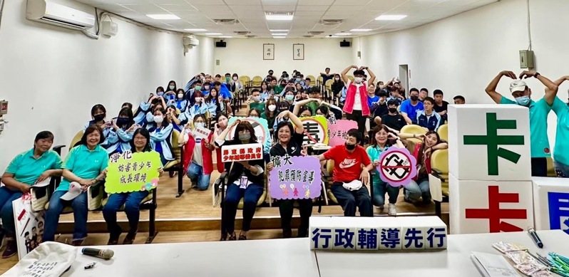 屏東縣警局少年警察隊有一群千歲團志工,發想短劇「少年卡卡」,深入校園巡演家宣導,藉由戲劇演出,讓學生們從中理解毒品和詐騙危害。圖/屏東縣警察局提供 屏東縣警局少年警察隊有一群千歲團志工,發想短劇「少年卡卡」,深入校園巡演家宣導,藉由戲劇演出,讓學生們從中理解毒品和詐騙危害。圖/屏東縣警察局提供