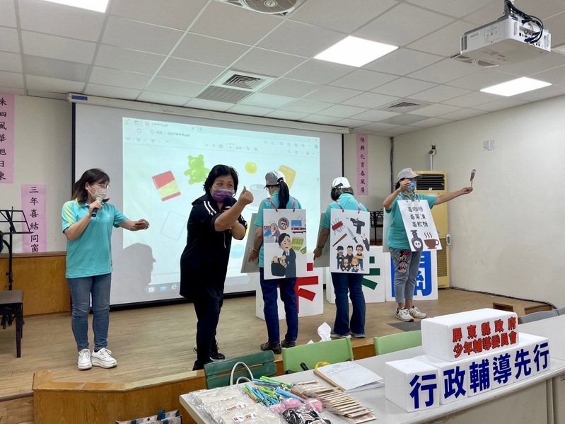 屏東縣警局少年警察隊有一群千歲團志工,發想短劇「少年卡卡」,深入校園巡演家宣導,藉由戲劇演出,讓學生們從中理解毒品和詐騙危害。圖/屏東縣警察局提供 屏東縣警局少年警察隊有一群千歲團志工,發想短劇「少年卡卡」,深入校園巡演家宣導,藉由戲劇演出,讓學生們從中理解毒品和詐騙危害。圖/屏東縣警察局提供