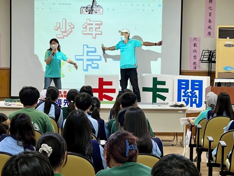 屏東縣警局少年警察隊有一群千歲團志工,發想短劇「少年卡卡」,深入校園巡演家宣導,藉由戲劇演出,讓學生們從中理解毒品和詐騙危害。圖/屏東縣警察局提供 屏東縣警局少年警察隊有一群千歲團志工,發想短劇「少年卡卡」,深入校園巡演家宣導,藉由戲劇演出,讓學生們從中理解毒品和詐騙危害。圖/屏東縣警察局提供