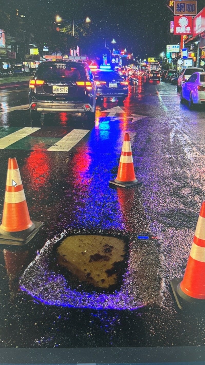 桃園市龜山區昨晚一名23歲陳姓男子騎車載著20歲黃姓女子，沿萬壽路一段直行往新北方向前進，結果行經路面上的坑洞突然打滑，不慎偏離角度撞上左前方的大貨車，造成後座黃女傷重死亡。記者周嘉茹／翻攝