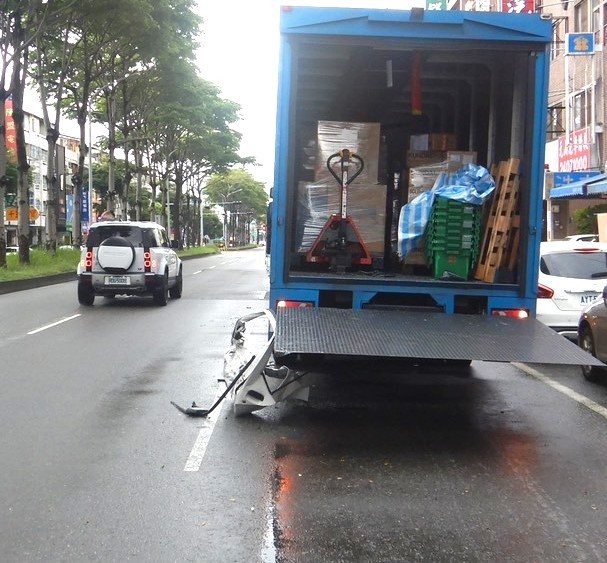 小貨車不僅右車頭受損,右側車門還當場被勾下。圖/民眾提供 小貨車不僅右車頭受損,右側車門還當場被勾下。圖/民眾提供