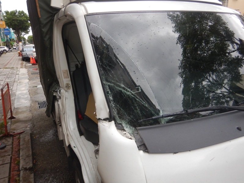 小貨車不僅右車頭受損,右側車門還當場被勾下。圖/民眾提供 小貨車不僅右車頭受損,右側車門還當場被勾下。圖/民眾提供