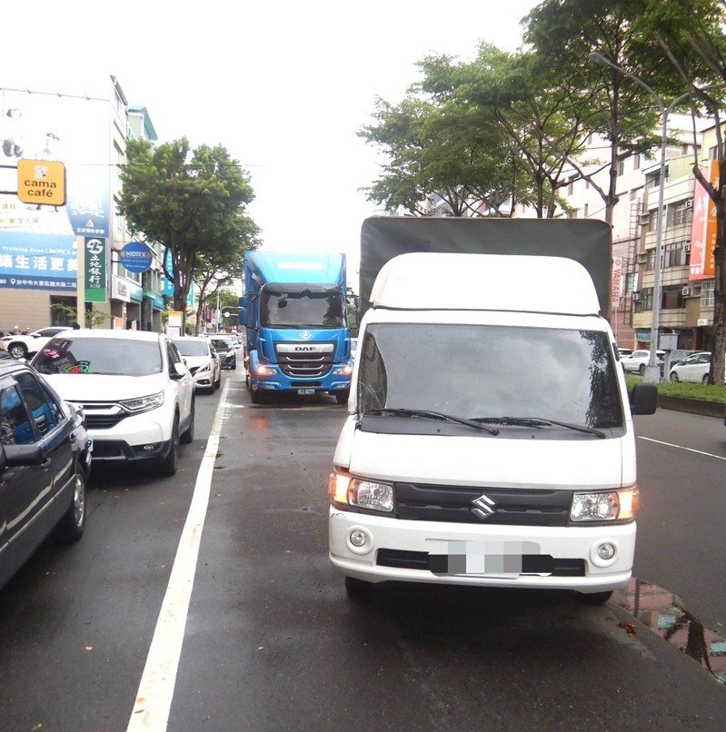 台中市王姓男子昨天下午3時許駕駛大貨車(後藍色車)在大里區國光路二段363號前臨停卸貨,另輛小貨車(前白色車)行經時閃避不及撞上大貨車的卸貨升降梯。圖/民眾提供 台中市王姓男子昨天下午3時許駕駛大貨車(後藍色車)在大里區國光路二段363號前臨停卸貨,另輛小貨車(前白色車)行經時閃避不及撞上大貨車的卸貨升降梯。圖/民眾提供