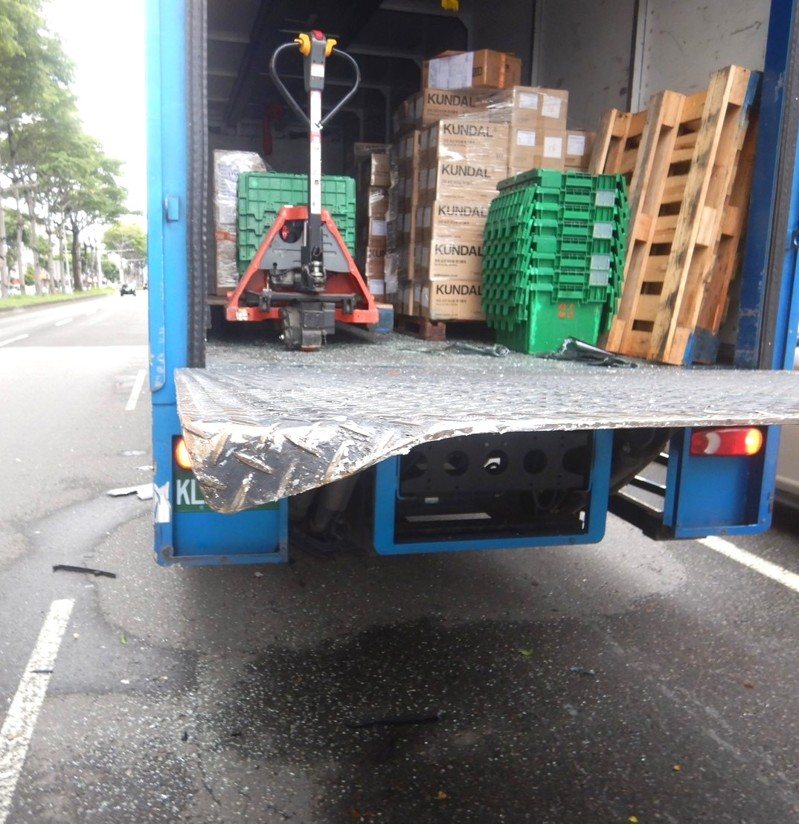 大貨車的卸貨升降架左側也被撞凹。圖/民眾提供 大貨車的卸貨升降架左側也被撞凹。圖/民眾提供