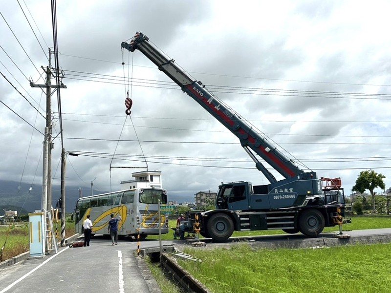 導航引導到狹小農路，造成遊覽車在田邊轉彎時不慎卡溝，車上42人雖未受傷，但附近民怨，這種情況已經很多次了，希望相關單位改善。圖／警方提供