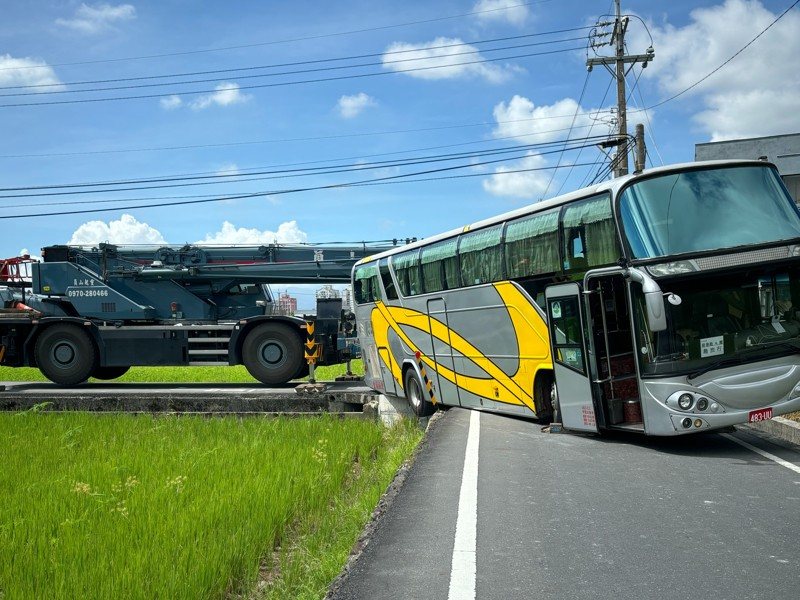 導航引導到狹小農路，造成遊覽車在田邊轉彎時不慎卡溝，車上42人雖未受傷，但附近民怨，這種情況已經很多次了，希望相關單位改善。圖／民眾提供