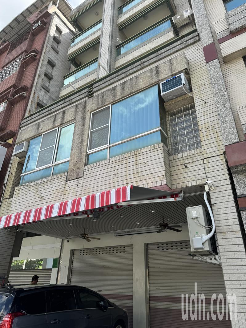 中華全球原位捷徑發展學會理事長黃森錠在高雄住家大門深鎖，人不知去向。記者郭韋綺／攝影