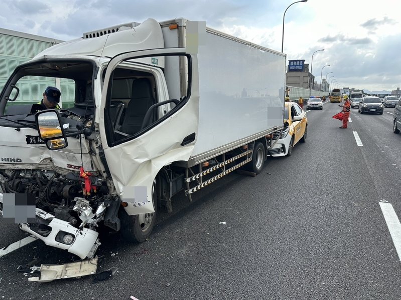 國道1號汐五高架北向環河北路出口前,下午發生4輛車追撞事故,林姓司機受困小貨車內獲救送醫,他帶在車上的小狗跳出車外在路肩行走,工務段人員嘗試將牠帶到安全處,小狗卻拔腿狂奔逃跑,疑似下交流道消失無蹤。記者林昭彰/翻攝 國道1號汐五高架北向環河北路出口前,下午發生4輛車追撞事故,林姓司機受困小貨車內獲救送醫,他帶在車上的小狗跳出車外在路肩行走,工務段人員嘗試將牠帶到安全處,小狗卻拔腿狂奔逃跑,疑似下交流道消失無蹤。記者林昭彰/翻攝