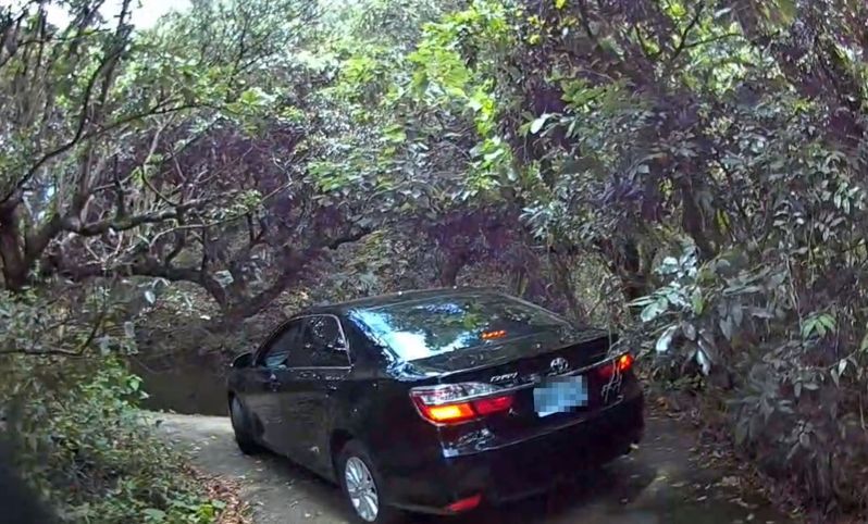 張姓女子日前依導航開車卻在大里山區迷航,車輪還陷入泥濘中受困,員警到場協助脫困。記者趙容萱/翻攝 張姓女子日前依導航開車卻在大里山區迷航,車輪還陷入泥濘中受困,員警到場協助脫困。記者趙容萱/翻攝