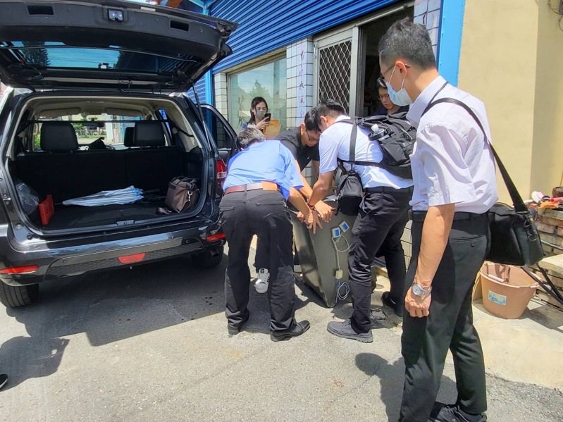 彰化地檢署執行靖平專案第二波全國「綠能掃黑肅貪」行動，兵分多路前往彰化縣竹塘鄉與雲林縣二崙公所等地搜索。圖／彰化地檢署提供