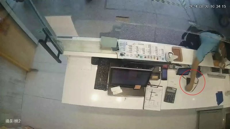 男子伸手竊取櫃台上店家收取訂單的手機。圖／截取自記者爆料網