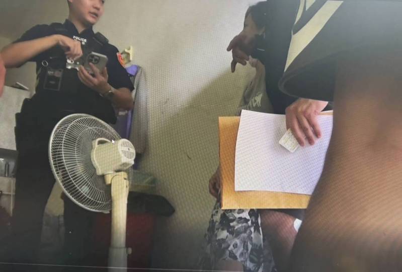台北市刑大偵辦詐騙案執行過程中，轄區員警獲報到場查證執行人員身份。圖／記者廖炳棋翻攝