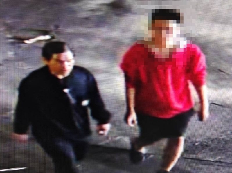陽明交通大學有學生19日在校園內遇到身穿西裝的不良男子脅迫取財，整起事件也引起其他同學共鳴，並陸續有3到4名學生也有類似受騙情節。校方也趕緊公布不良西裝男子影像。圖／陽明交大提供